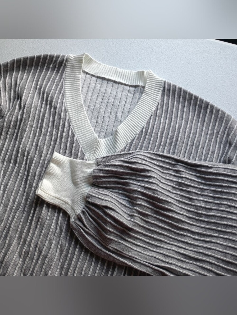 Women's Lomon V-Neck Ribbed Sweater - Gray and Whitesize XL